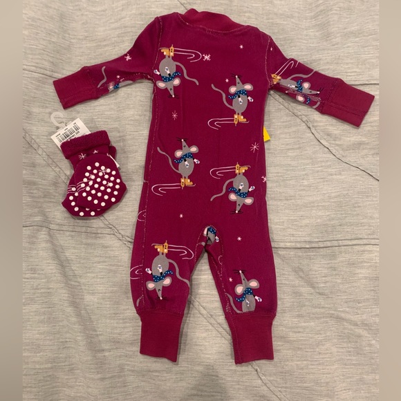 NWT Hanna Andersson Newborn girl onesie & matching socks - Picture 2 of 3